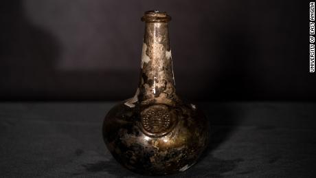 इस बोतल पर जॉर्ज वॉशिंगटन के पूर्वजों की पारिवारिक मुहर देखी जा सकती है.
