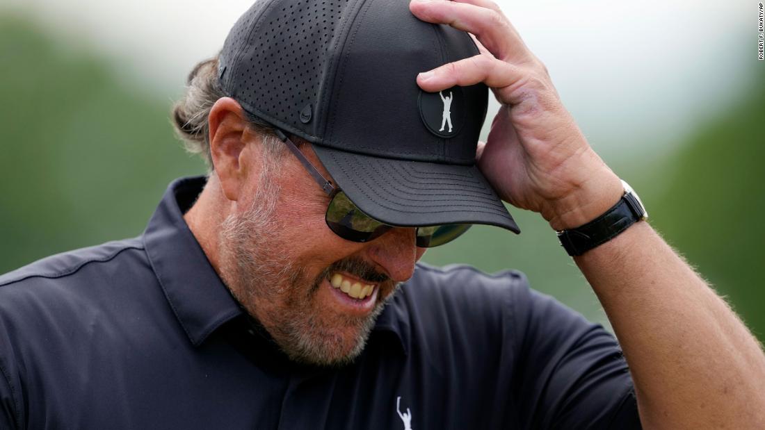 US Open: Phil Mickelson suffers nightmare first round as Adam Hadwin takes surprise lead