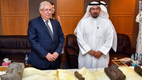 Kuveyt Ulusal Kültür, Sanat ve Edebiyat Konseyi üyesi Sultan al-Mutlaq al-Davis (sağda), Mısır'ın Kuveyt Büyükelçisi Osama Shaltout'a (solda) beş eserin teslimine katıldı.  16 Haziran'da Kuveyt'teki Mısır Büyükelçiliği. 