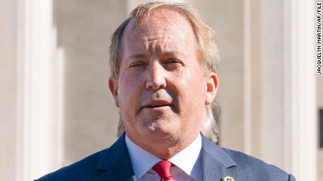 O procurador-geral do Texas, Ken Paxton, fala com ativistas antiaborto do lado de fora da Suprema Corte em 1º de novembro de 2021, no Capitólio.