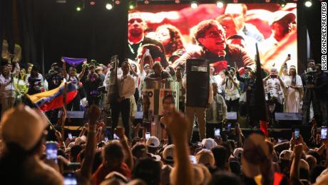 佩特羅於 5 月 22 日在哥倫比亞波哥大舉行的第一輪總統選舉前的閉幕集會上發表講話。