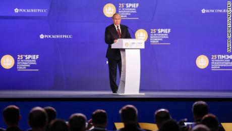 Rusya Devlet Başkanı Vladimir Putin, 17 Haziran 2022'de St. Petersburg'da düzenlenen St. Petersburg Uluslararası Ekonomik Forumu'nun oturumuna hitap ediyor.