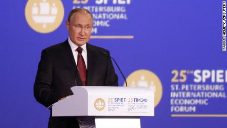 Rusya Devlet Başkanı Vladimir Putin, 17 Haziran 2022'de St. Petersburg'daki St. Petersburg Uluslararası Ekonomik Forumu'nun bir oturumu sırasında bir konuşma yapıyor.