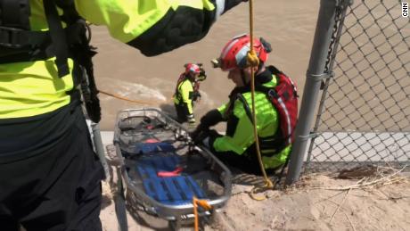El equipo de rescate acuático del Departamento de Bomberos de El Paso se está entrenando para sacar un cuerpo del canal si está sumergido.