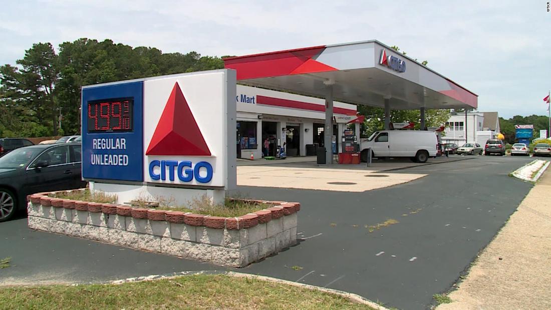 Pihak berwenang mengatakan bahwa dengan naiknya harga gas, pencuri mencuri bensin senilai ribuan dolar untuk dijual