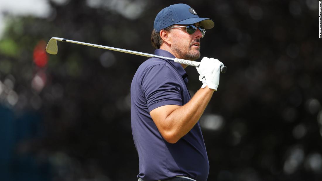 Mickelson out of contention at US Open in first major after LIV Golf debut