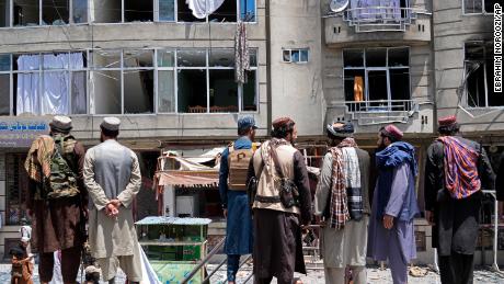 तालिबान लड़ाके शनिवार को काबुल में एक सिख मंदिर के सामने विस्फोट स्थल पर इकट्ठा हुए। 