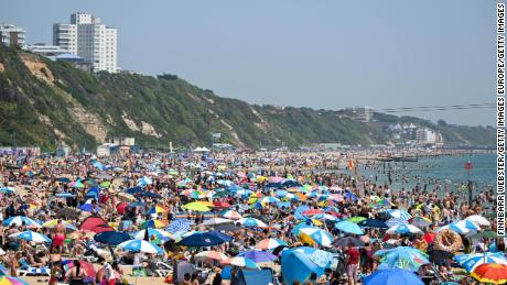 Přeplněná pláž v Bournemouthu 17. června, kdy je Británie vystavena parným teplotám. 