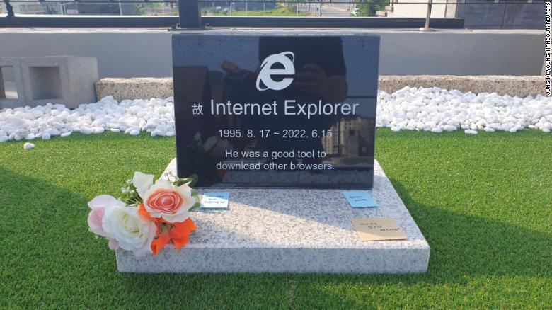 2022年6月17日，由软件工程师Jung Ki-young在韩国庆州一家咖啡馆的屋顶上设置的Internet Explorer浏览器的墓碑。