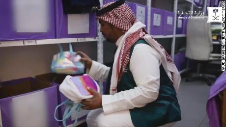 Suudi yetkililer başkent Riyad'daki dükkanlardan gökkuşağı renginde oyuncak ve giysilere el koydu.