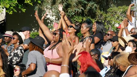 Les membres du public applaudissent lors de la célébration du 19 juin au Hollywood Bowl.