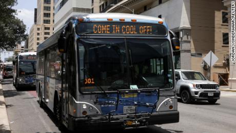 Los autobuses de Austin CapMetro ofrecen viajes gratuitos que permiten a los pasajeros un espacio para refrescarse mientras el calor extremo golpea a Austin, Texas, el 17 de junio de 2022.  