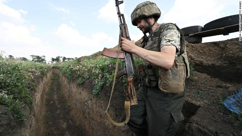 2022 年 6 月 12 日，在俄罗斯入侵乌克兰期间，一名乌克兰军人走在乌克兰军队在南部城市 Mykolaiv 和 Kherson 之间的一个阵地上。
