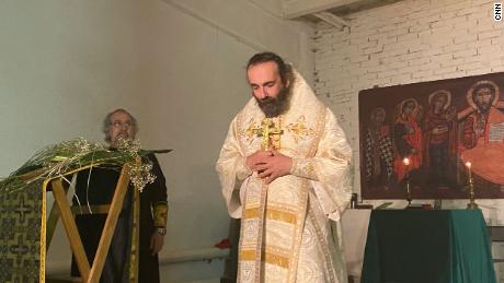 Михнов-Вайтенко проводит воскресную службу для своей паствы в Апостольской Православной Церкви.