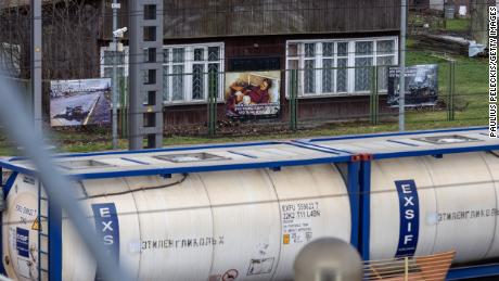 Foto's van de oorlog van Rusland in Oekraïne tentoongesteld langs het treinstation waar treinen van Moskou naar Kaliningrad passeren, als onderdeel van een protest van Litouwers tegen de invasie.