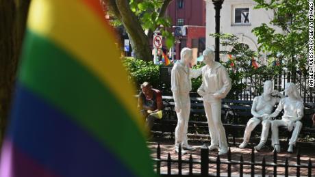 Национальный памятник исторической гостинице Stonewall Inn откроет центр для посетителей.