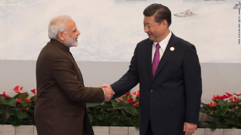 中國國家主席習近平於 2017 年 9 月在福建省廈門舉行的金磚國家領導人會晤期間歡迎印度總理納倫德拉·莫迪共進晚宴。這次會晤是在兩國長達數月的對峙之後舉行的。 喜馬拉雅的軍隊。