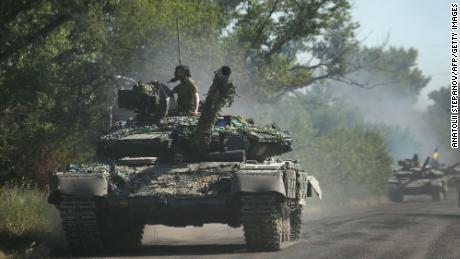 यूक्रेन के सैनिक 21 जून, 2022 को पूर्वी यूक्रेन के डोनबास क्षेत्र में एक सड़क पर बख्तरबंद वाहनों में यात्रा करते हैं।
