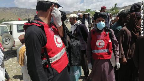 Volontaires de la Société afghane du Croissant-Rouge dans le district de Giyan, province de Paktika, Afghanistan, le 22 juin.