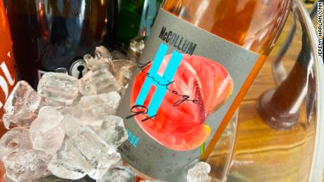 Гардът на Ню Орлиънс Пеликанс CJ McCollum наля виното си McCollum Heritage 91 на тазгодишното изложение Food & amp;  Класика на виното в Аспен.