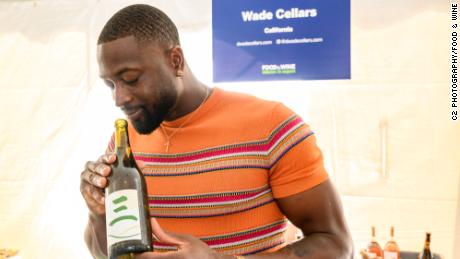 Пенсионираната звезда от НБА Дуейн Уейд наля своя Wade Cellars Blanc на пиещите вино в Food & amp;  Класика на виното.