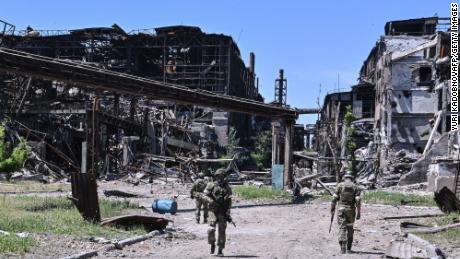 Rus askerleri 13 Haziran 2022'de Ukrayna'nın Mariupol kentindeki Azovstal çelik tesisi yakınlarında devriye geziyor.