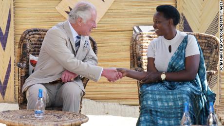 Prins Charles ontmoet een genocideslachtoffer in het verzoeningsdorp Mybo.