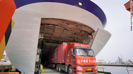 Un ferry mercante en el puerto de Yantai en la provincia china de Shandong. 