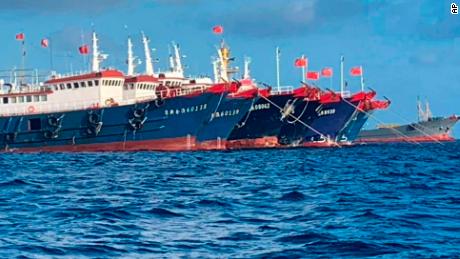 Barcos chinos amarrados en Whitsun Reef en el Mar de China Meridional en 2021.