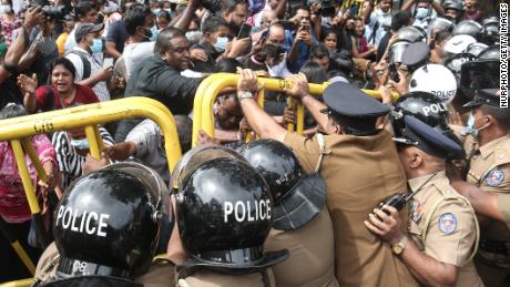 Tijdens de economische crisis in het land breken op 22 juni protesten uit in de buurt van de privéwoning van de Sri Lankaanse premier Ranil Wickremesinghe.