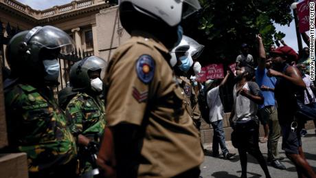 Demonstranten eisen de vrijlating van demonstranten die de toegang tot het presidentiële secretariaat van Sri Lanka blokkeerden, te midden van de economische crisis van het land, in Colombo op 20 juni.