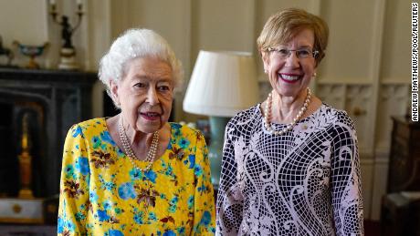 La reina Isabel II de Gran Bretaña recibe a la gobernadora de Nueva Gales del Sur, Margaret Beazley, durante una audiencia en el Castillo de Windsor el miércoles. 