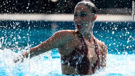 Η Anita Alvarez αγωνίζεται πριν καταρρεύσει κατά τη διάρκεια του ατομικού τελικού τεχνικής κολύμβησης ελεύθερου στυλ στο Παγκόσμιο Πρωτάθλημα FIFA (FINA).