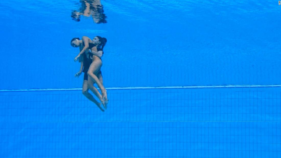 Watch: Photographer recalls moment swim coach saved swimmer who fainted underwater – CNN Video