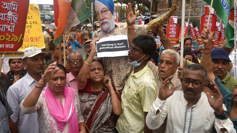 Các thành viên Quốc hội quận Nam Kolkata tham gia biểu tình phản đối giá nhiên liệu tăng ở Kolkata, Ấn Độ ngày 2/6.