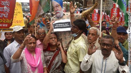 Các thành viên Quốc hội quận Nam Kolkata tham gia biểu tình phản đối giá nhiên liệu tăng ở Kolkata, Ấn Độ ngày 2/6.