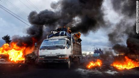 El mes pasado, se ven manifestantes que protestan por el aumento del combustible y los costos de vida en Quito, Ecuador. 