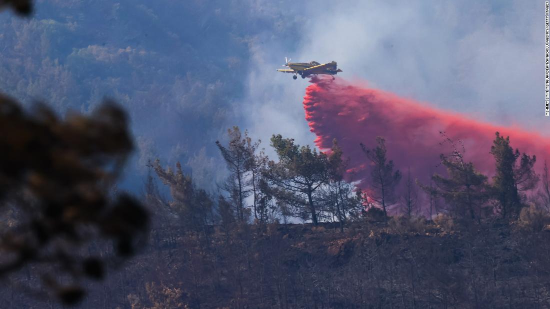 Le feu de Marmaris brûle pour le troisième jour près de la station balnéaire en Turquie