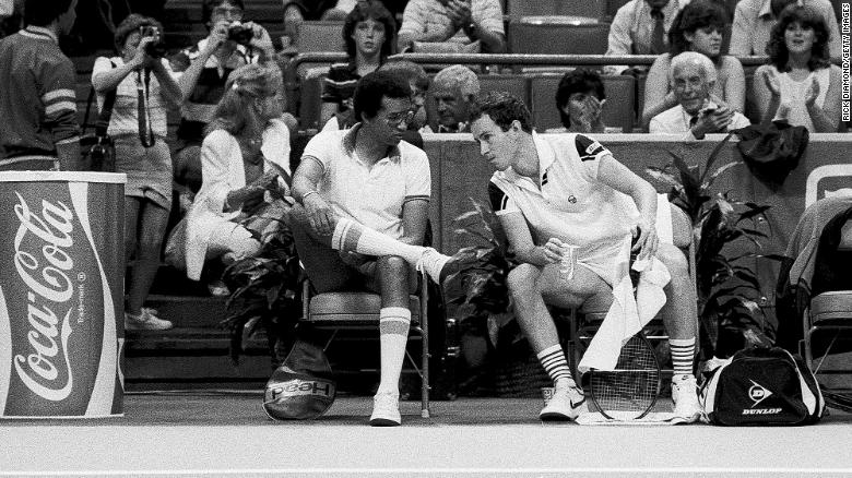 ѻѹѰ Ashe м John McEnroe ҧ觢ѹ Davis Cup  1984 ͧ͵Ź Ѱ