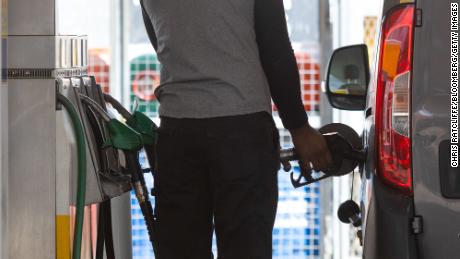 Bir müşteri, 13 Haziran 2022 Pazartesi günü Londra'daki bir Shell benzin istasyonunda minibüsünü dolduruyor. 