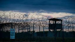 ABD, mahkemenin yasadışı bir şekilde gözaltına alındığına karar vermesinin ardından Gitmo mahkumunu Afganistan'a geri gönderdi