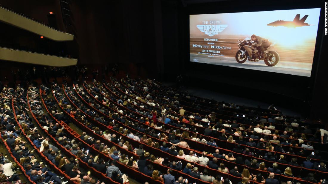 劇院觀眾觀看《壯志凌雲：特立獨行》 五月在聖地亞哥。