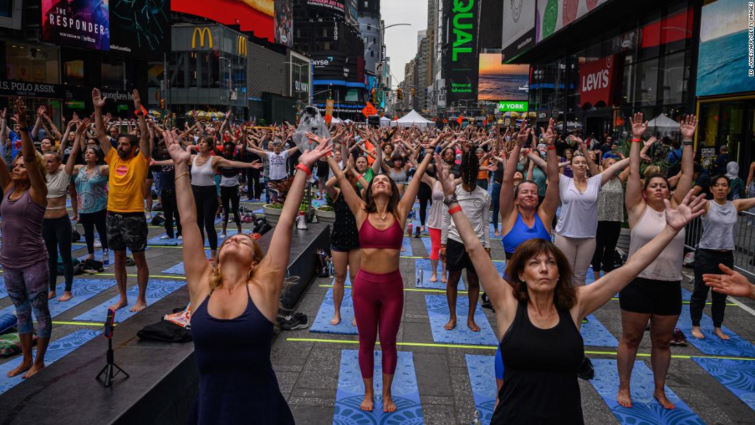 週二，瑜伽士參加了在時代廣場舉行的夏季乞討活動。