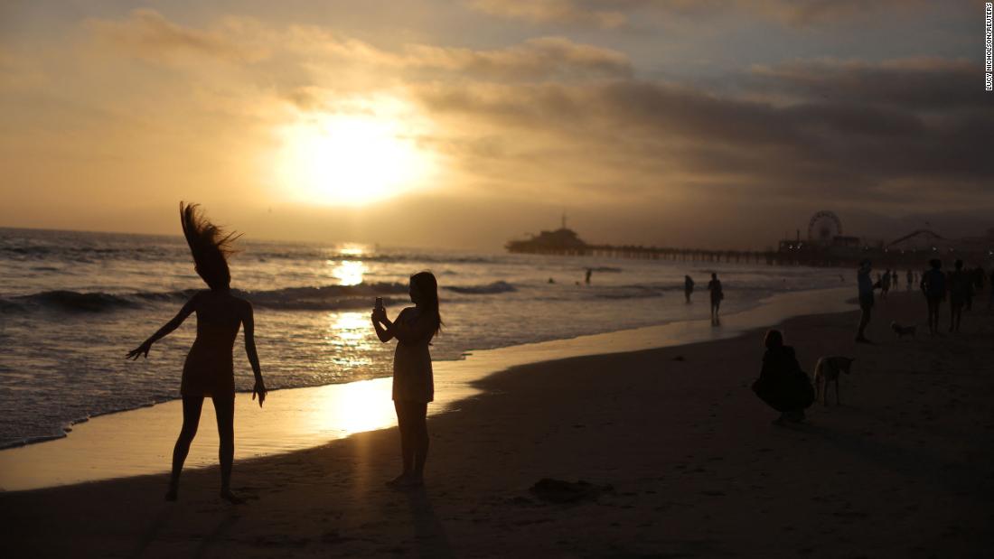 本週早些時候，婦女們在加利福尼亞州聖莫尼卡的海灘上跳舞。