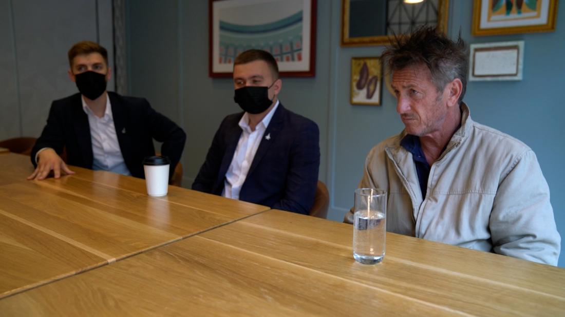 Sean Penn helps Ukrainian fighter pilots lobby for US aid – CNN Video