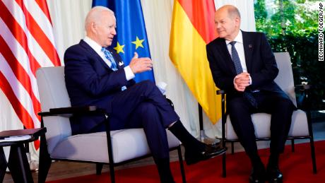 2022 年 6 月 26 日星期日，德国总理奥拉夫·舒尔茨（右）在德国加米施-帕滕基兴附近的克鲁恩埃尔茂城堡举行的双边会议上欢迎美国总统乔·拜登（左）。 