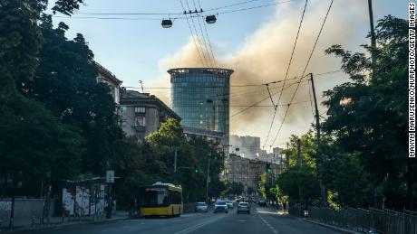 Dym unosi się po rosyjskim nalocie 26 czerwca 2022 r. w dzielnicy Szewczenkiwskiej w Kijowie. 