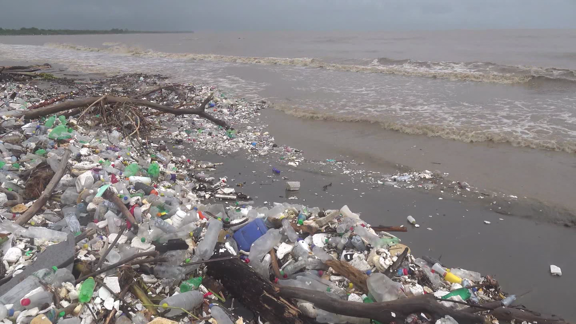 Toneladas de basura proveniente de Guatemala inundan playas de Honduras y  ponen en riesgo la vida marina y el turismo - CNN Video