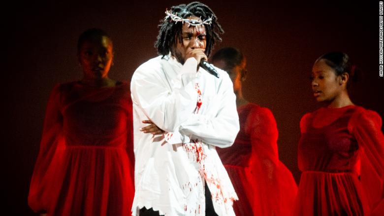 肯德里克·拉馬爾 (Kendrick Lamar) 表演了《救世主》(Savior)  在格拉斯頓伯里的金字塔舞台上。