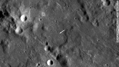 Noul crater este mai mic decât celălalt crater și nu este vizibil în această vedere, dar locația sa este indicată de săgeata albă. 